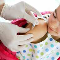 Vaccinazione a una bambina