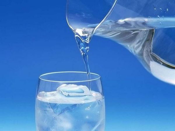 Brocca e bicchiere acqua pulita