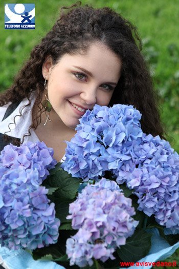 Immagine di ortensie azzurre con ragazza che sorride